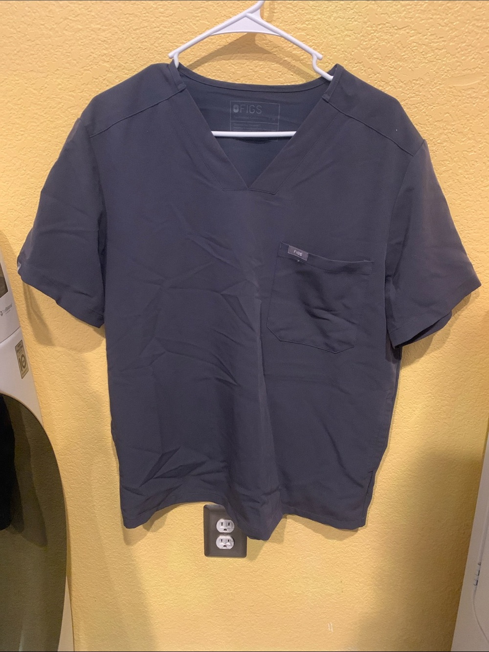 Figs Men’s V-Neck Scrub Top in Charcoal Grey